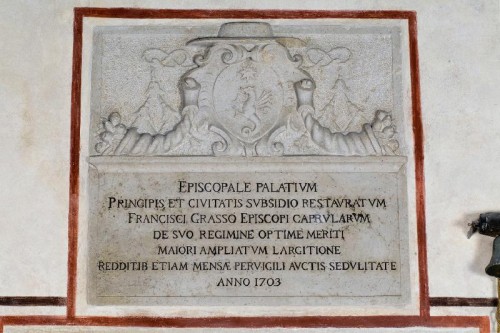 Bottega veneta (1703), Lapide commemorativa con bassorilievo.jpg
