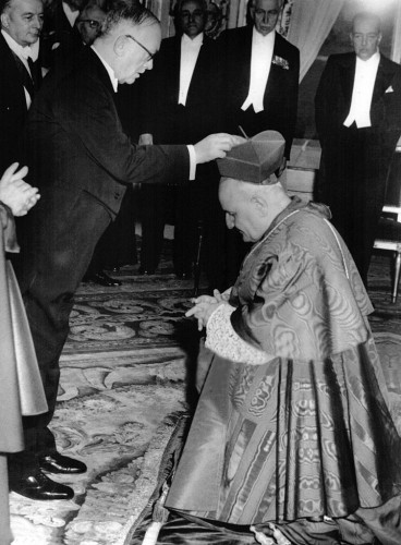 angelo-roncalli-giovanni-xxiii-berretta-cardinale-vincent-auriol-francia.jpg