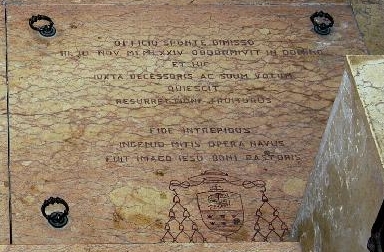 Lastra tombale del vescovo Umberto Malchiodi.jpg